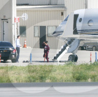 PEOPLE - Die Kardashians landen in Van Nuys nach ihrem Besuch von Khloe und Baby True Thompson in Cleveland