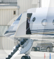 PEOPLE - Die Kardashians landen in Van Nuys nach ihrem Besuch von Khloe und Baby True Thompson in Cleveland
