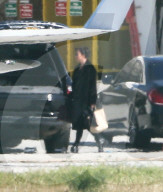 PEOPLE - Die Kardashians landen in Van Nuys nach ihrem Besuch von Khloe und Baby True Thompson in Cleveland