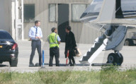 PEOPLE - Die Kardashians landen in Van Nuys nach ihrem Besuch von Khloe und Baby True Thompson in Cleveland