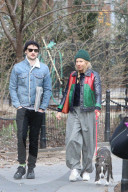 PEOPLE - Sienna Miller und Tom Sturridge mit Marlowe in New York unterwegs