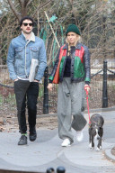 PEOPLE - Sienna Miller und Tom Sturridge mit Marlowe in New York unterwegs