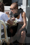 EXKLUSIV - Adwoa Aboah hat heiss in London