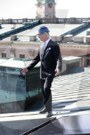 PEOPLE - Ökologischer Bauherr: König Carl XVI Gustaf von Schweden bei der Installation von einer Solaranlage auf dem Palast in Stockholm