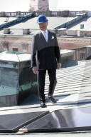PEOPLE - Ökologischer Bauherr: König Carl XVI Gustaf von Schweden bei der Installation von einer Solaranlage auf dem Palast in Stockholm
