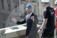 PEOPLE - Ökologischer Bauherr: König Carl XVI Gustaf von Schweden bei der Installation von einer Solaranlage auf dem Palast in Stockholm