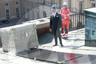 PEOPLE - Ökologischer Bauherr: König Carl XVI Gustaf von Schweden bei der Installation von einer Solaranlage auf dem Palast in Stockholm