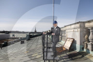 PEOPLE - Ã–kologischer Bauherr: KÃ¶nig Carl XVI Gustaf von Schweden bei der Installation von einer Solaranlage auf dem Palast in Stockholm