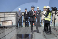 PEOPLE - Ã–kologischer Bauherr: KÃ¶nig Carl XVI Gustaf von Schweden bei der Installation von einer Solaranlage auf dem Palast in Stockholm