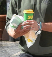 EXKLUSIV - Josh Duhamel gönnt sich Junk-Food zum Z'Mittag