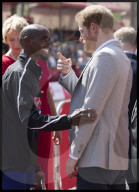 PEOPLE - Prinz Harry als Zuschauer am London Marathon