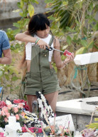 PEOPLE - St.Barth: Laeticia Hallyday besucht mit den Kindern das Grab von Johnny