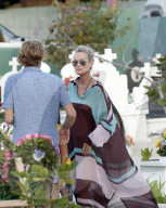 PEOPLE - St.Barth: Laeticia Hallyday besucht mit den Kindern das Grab von Johnny