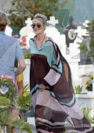 PEOPLE - St.Barth: Laeticia Hallyday besucht mit den Kindern das Grab von Johnny