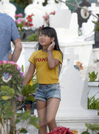 PEOPLE - St.Barth: Laeticia Hallyday besucht mit den Kindern das Grab von Johnny