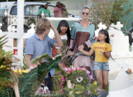 PEOPLE - St.Barth: Laeticia Hallyday besucht mit den Kindern das Grab von Johnny