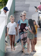 PEOPLE - St.Barth: Laeticia Hallyday besucht mit den Kindern das Grab von Johnny