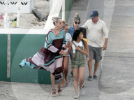 PEOPLE - St.Barth: Laeticia Hallyday besucht mit den Kindern das Grab von Johnny