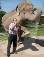 PEOPLE - Startrompeter Walter Scholz erfreut die Tiere im Zoo Karlsruhe