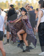 PEOPLE - Vanessa Hudgens tanzt mit Freunden auf dem Coachella Music Festival 