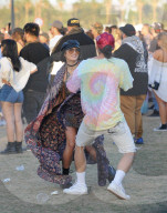 PEOPLE - Vanessa Hudgens tanzt mit Freunden auf dem Coachella Music Festival 