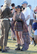 PEOPLE - Vanessa Hudgens tanzt mit Freunden auf dem Coachella Music Festival 