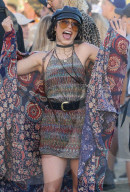 PEOPLE - Vanessa Hudgens tanzt mit Freunden auf dem Coachella Music Festival 