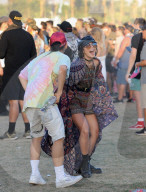 PEOPLE - Vanessa Hudgens tanzt mit Freunden auf dem Coachella Music Festival 