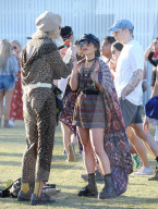 PEOPLE - Vanessa Hudgens tanzt mit Freunden auf dem Coachella Music Festival 