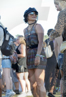 PEOPLE - Vanessa Hudgens tanzt mit Freunden auf dem Coachella Music Festival 