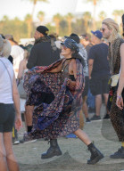 PEOPLE - Vanessa Hudgens tanzt mit Freunden auf dem Coachella Music Festival 