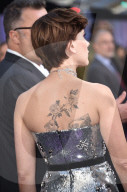 PEOPLE - Scarlett Johansson zeigt ihr Tattoo an der 'Avengers: Infinity War' Premiere in Los Angeles