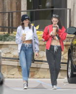 EXKLUSIV - Kaia Gerber trägt ein Hoodie und Jeans in Malibu