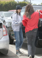 EXKLUSIV - Kaia Gerber trägt ein Hoodie und Jeans in Malibu