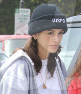 EXKLUSIV - Kaia Gerber trägt ein Hoodie und Jeans in Malibu