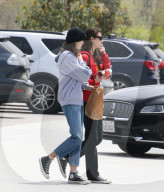 EXKLUSIV - Kaia Gerber trägt ein Hoodie und Jeans in Malibu