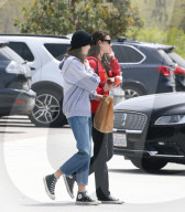 EXKLUSIV - Kaia Gerber trägt ein Hoodie und Jeans in Malibu