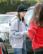 EXKLUSIV - Kaia Gerber trägt ein Hoodie und Jeans in Malibu