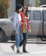 EXKLUSIV - Kaia Gerber trägt ein Hoodie und Jeans in Malibu