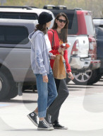 EXKLUSIV - Kaia Gerber trägt ein Hoodie und Jeans in Malibu