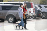 EXKLUSIV - Kaia Gerber trägt ein Hoodie und Jeans in Malibu