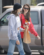 EXKLUSIV - Kaia Gerber trägt ein Hoodie und Jeans in Malibu