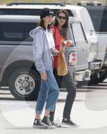 EXKLUSIV - Kaia Gerber trägt ein Hoodie und Jeans in Malibu