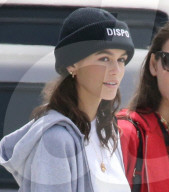 EXKLUSIV - Kaia Gerber trägt ein Hoodie und Jeans in Malibu