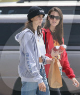 EXKLUSIV - Kaia Gerber trägt ein Hoodie und Jeans in Malibu