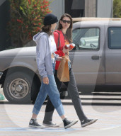 EXKLUSIV - Kaia Gerber trägt ein Hoodie und Jeans in Malibu