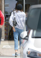 EXKLUSIV - Kaia Gerber trägt ein Hoodie und Jeans in Malibu