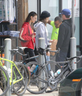 EXKLUSIV - Kaia Gerber trägt ein Hoodie und Jeans in Malibu