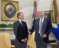 NEWS - Donald Trump wischt Emmanuel Macron die Schuppen vom Anzug