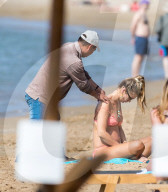 EXKLUSIV - Vogue Williams bekommt eine Rückenmassage 